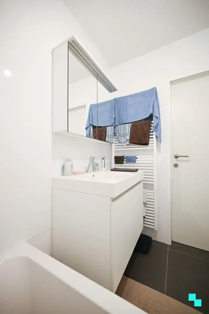 Verrassend ruim en compleet gerenoveerd appartement in hartje Izegem foto 22