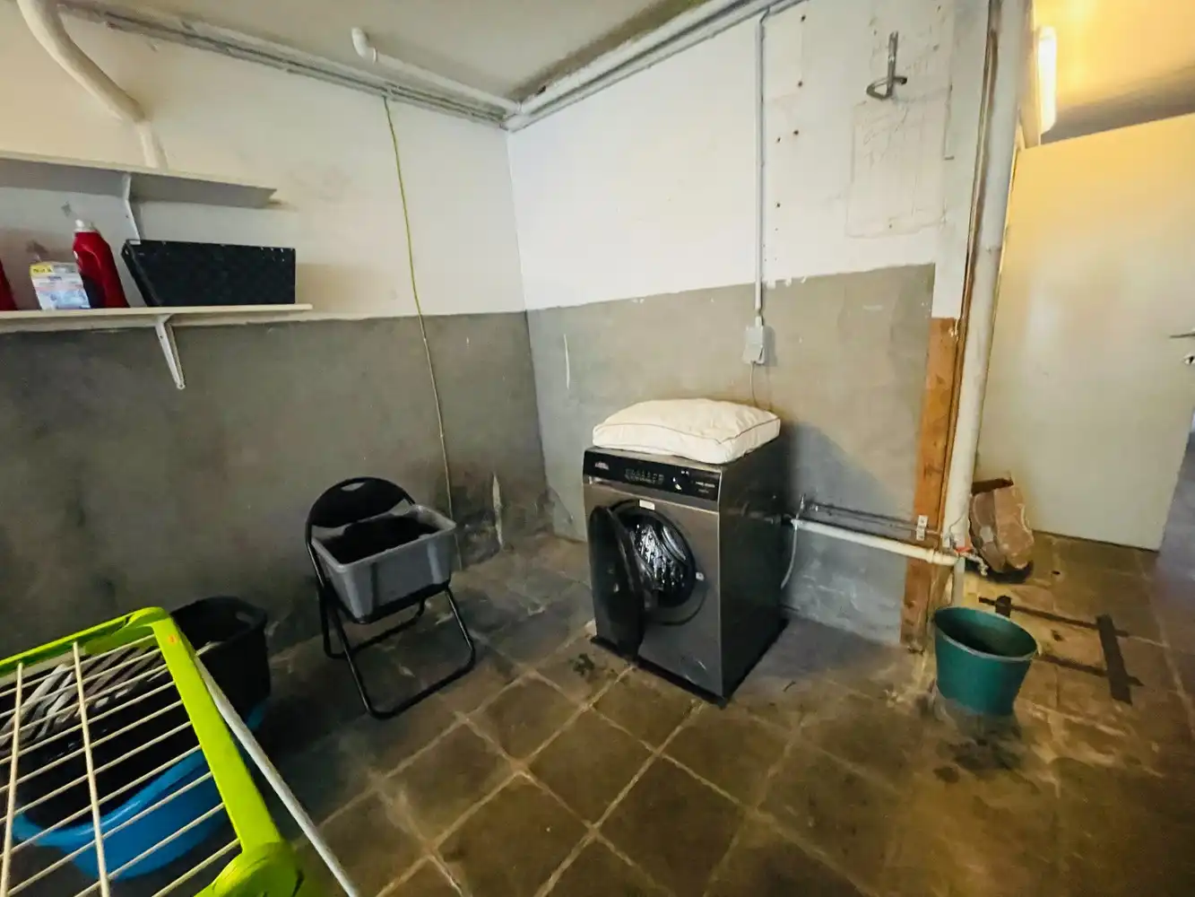 Brugge centrum, vlakbij Smedenpoort , Vestingen , t' Zand en station Ruime degelijk GEBOUWDE BEL-ETAGE  WONING met  GARAGE van circa 90 m³, 3 SLPKS en zonneterras. foto 17