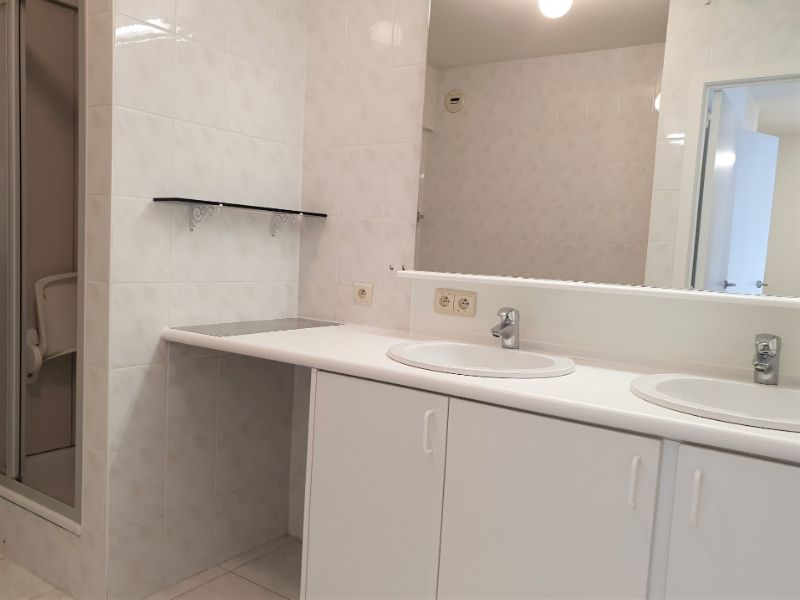 Ruim 2-slaapkamer appartement met zeezicht te huur op jaarbasis foto 7