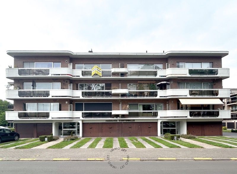 Instapklaar appartement met twee slaapkamers, terras en autostaanplaats in hartje Beveren foto {{pictureIndex}}