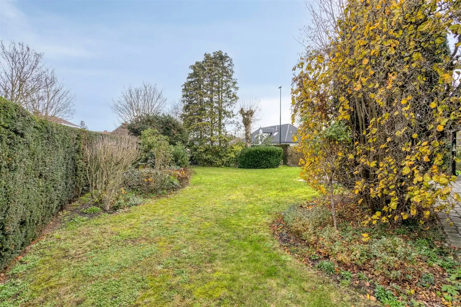 Rustig gelegen open bebouwing met 3 slaapkamers en garage op een perceel van 556 m². foto 27