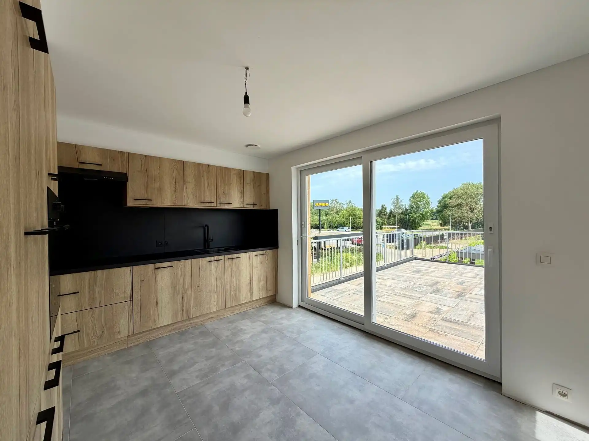 Uitzonderlijk ruim en volledig vernieuwd triplex appartement met drie slaapkamers, twee badkamers en een riant terras op een centrale locatie te Dilsen-Stokkem. foto 6