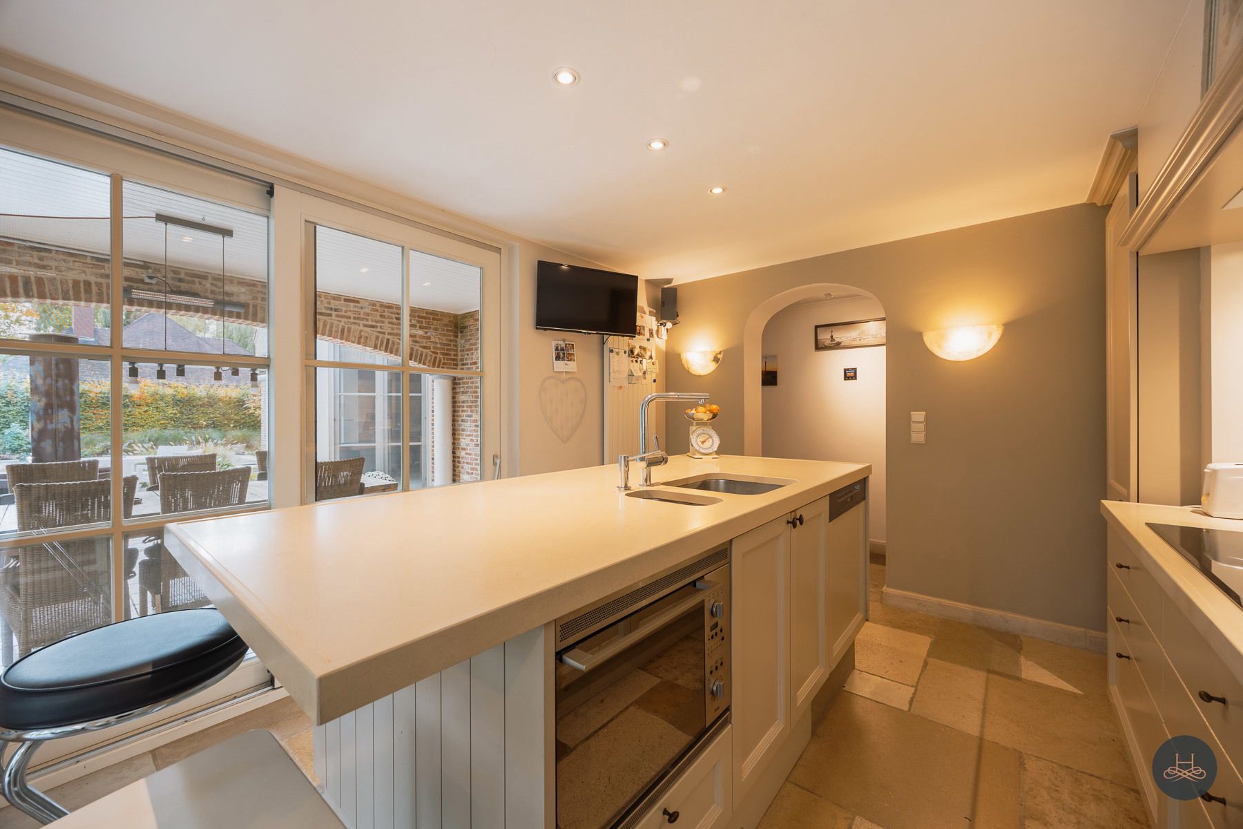 Riant landhuis met zwembad op ruim perceel in rustige wijk foto 13