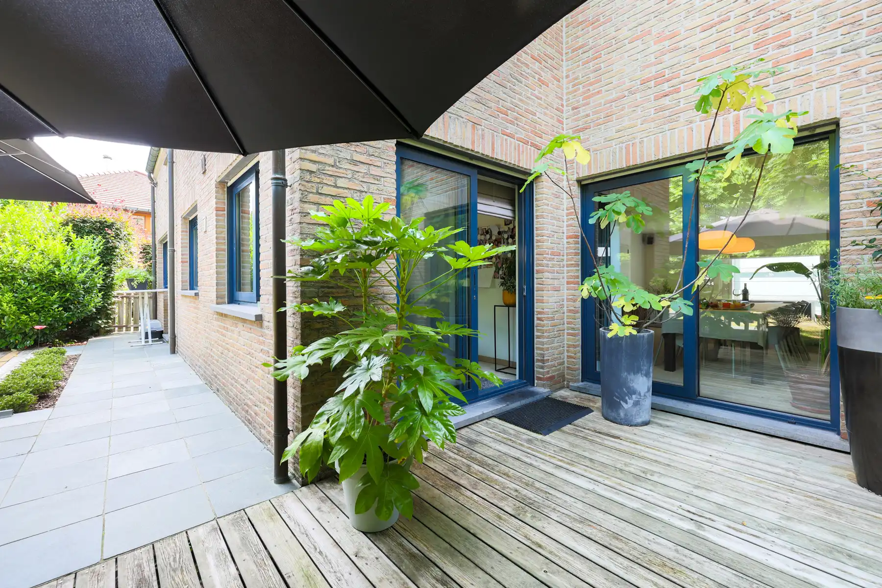 Een warme thuis, omringd door groen foto 23
