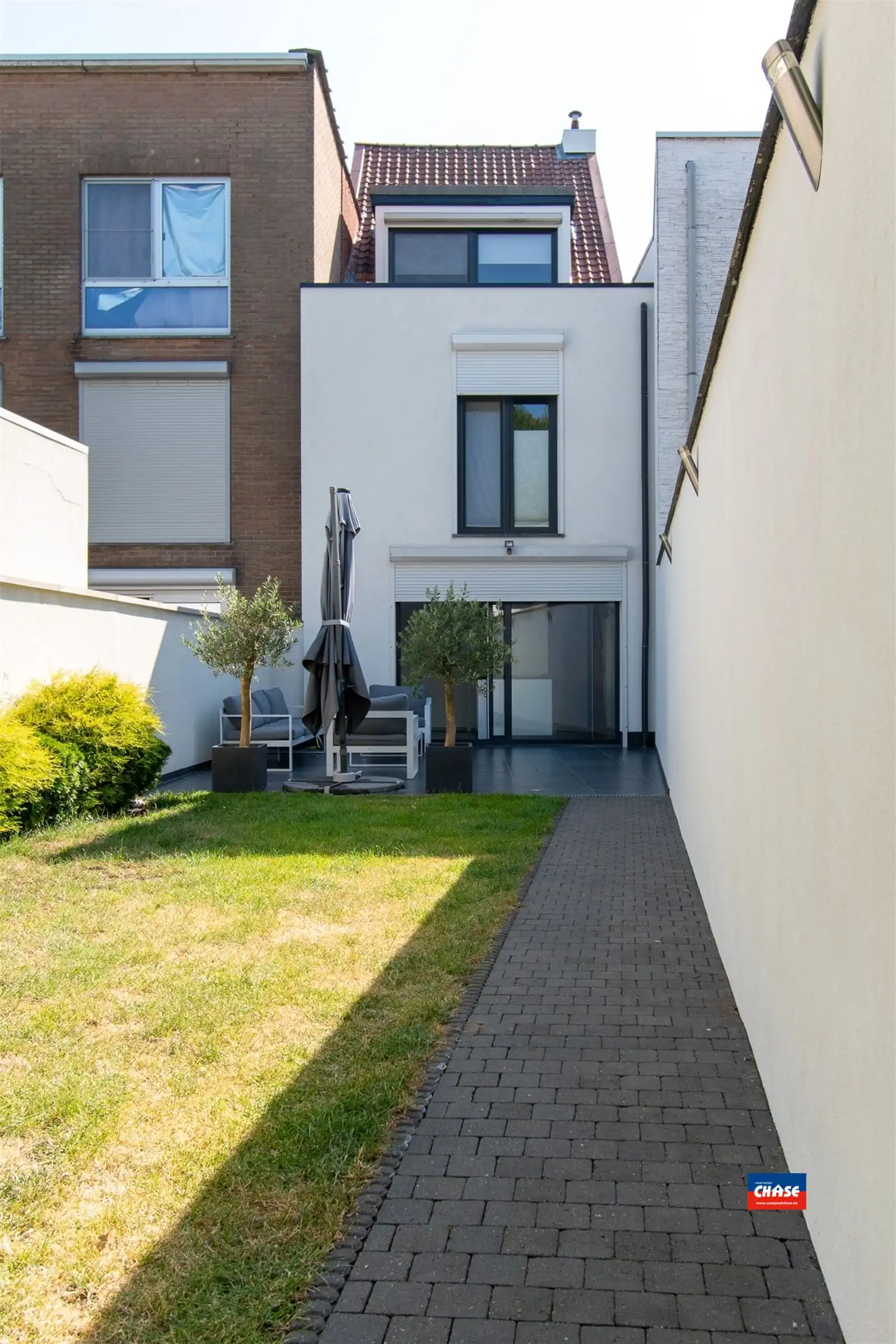 Gerenoveerde woning met terras, drie slaapkamers en garage foto 7