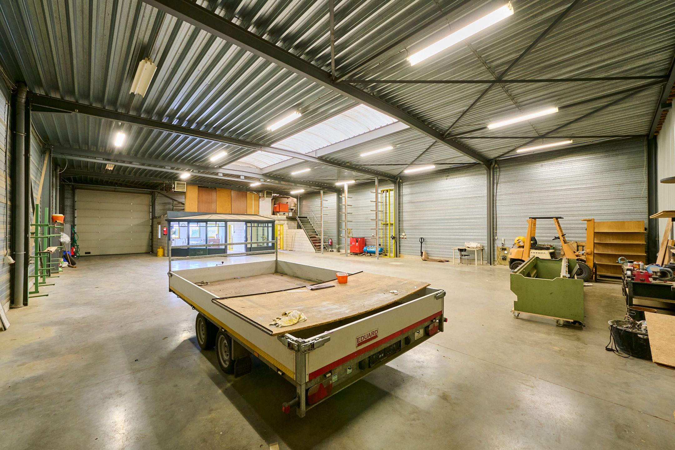 TE HUUR Zonhoven: Bedrijfsgebouw van +/- 390m² incl. kantoor foto 4