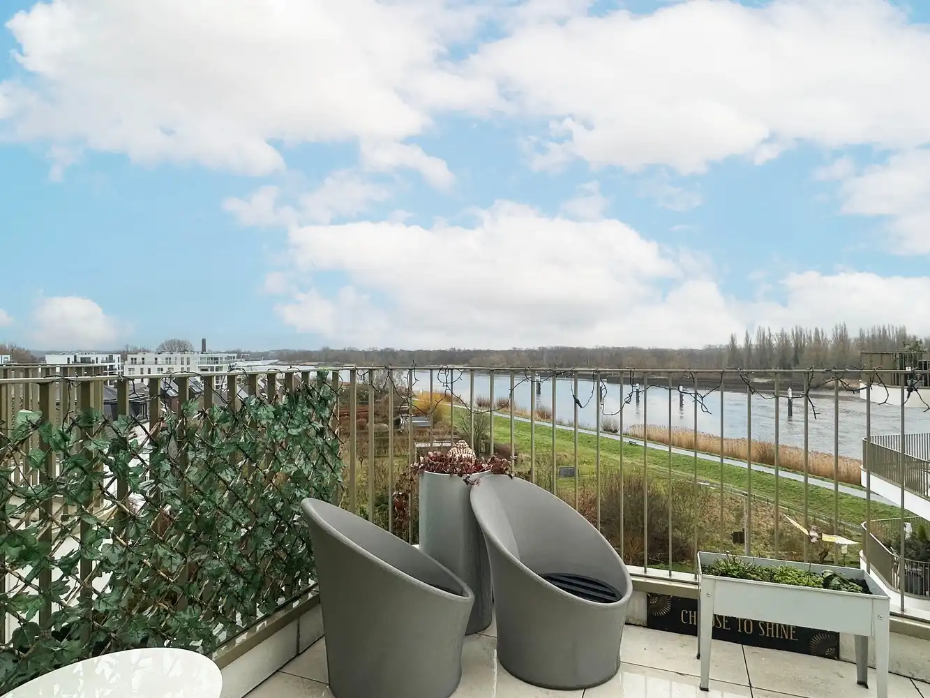 Zeer knap BEN nieuwbouwappartement op de 5de verdieping met fantastisch zicht op de Rupel! foto {{pictureIndex}}