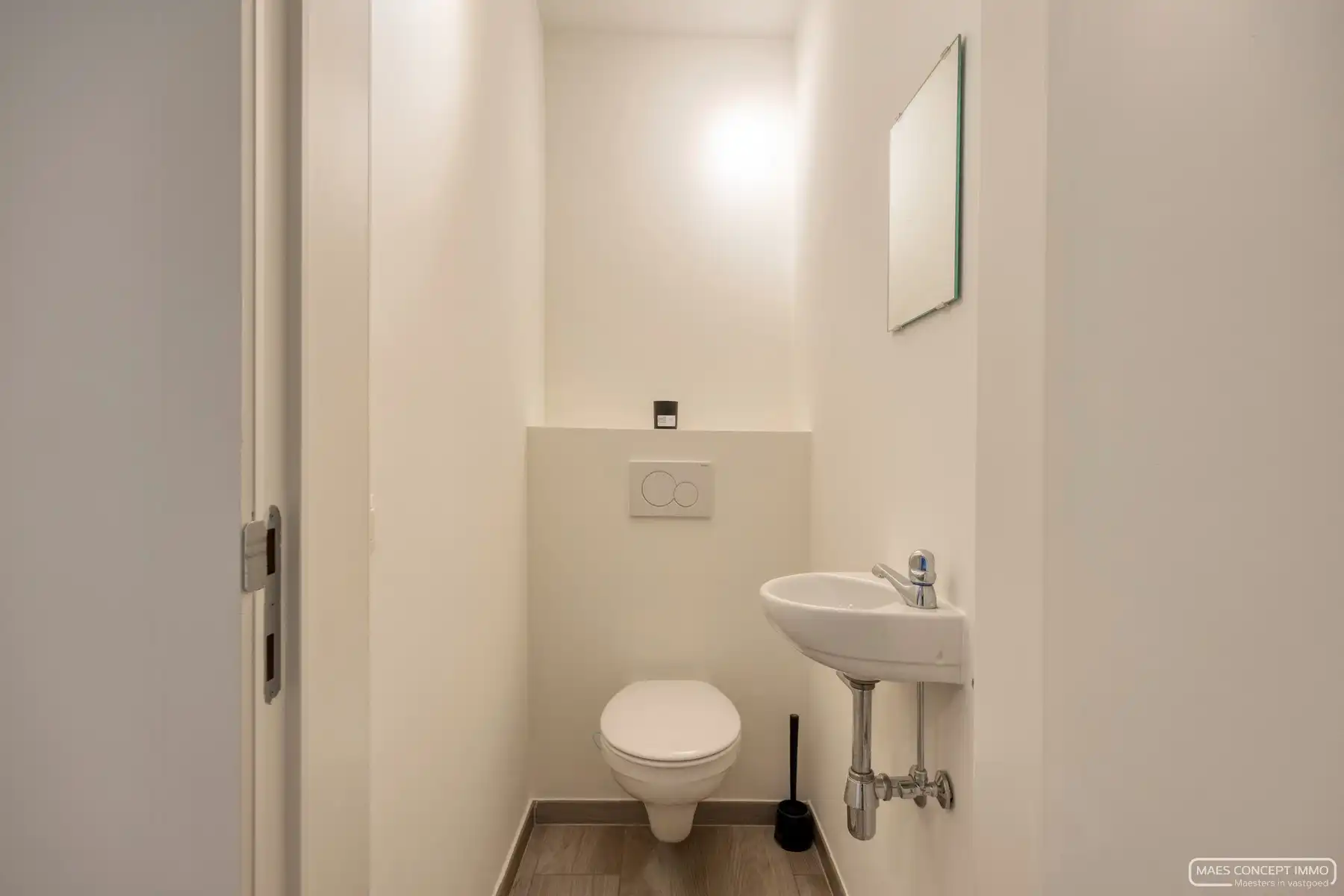 Instapklare, gerenoveerde woning met ruime garage in hartje Kortrijk foto 5