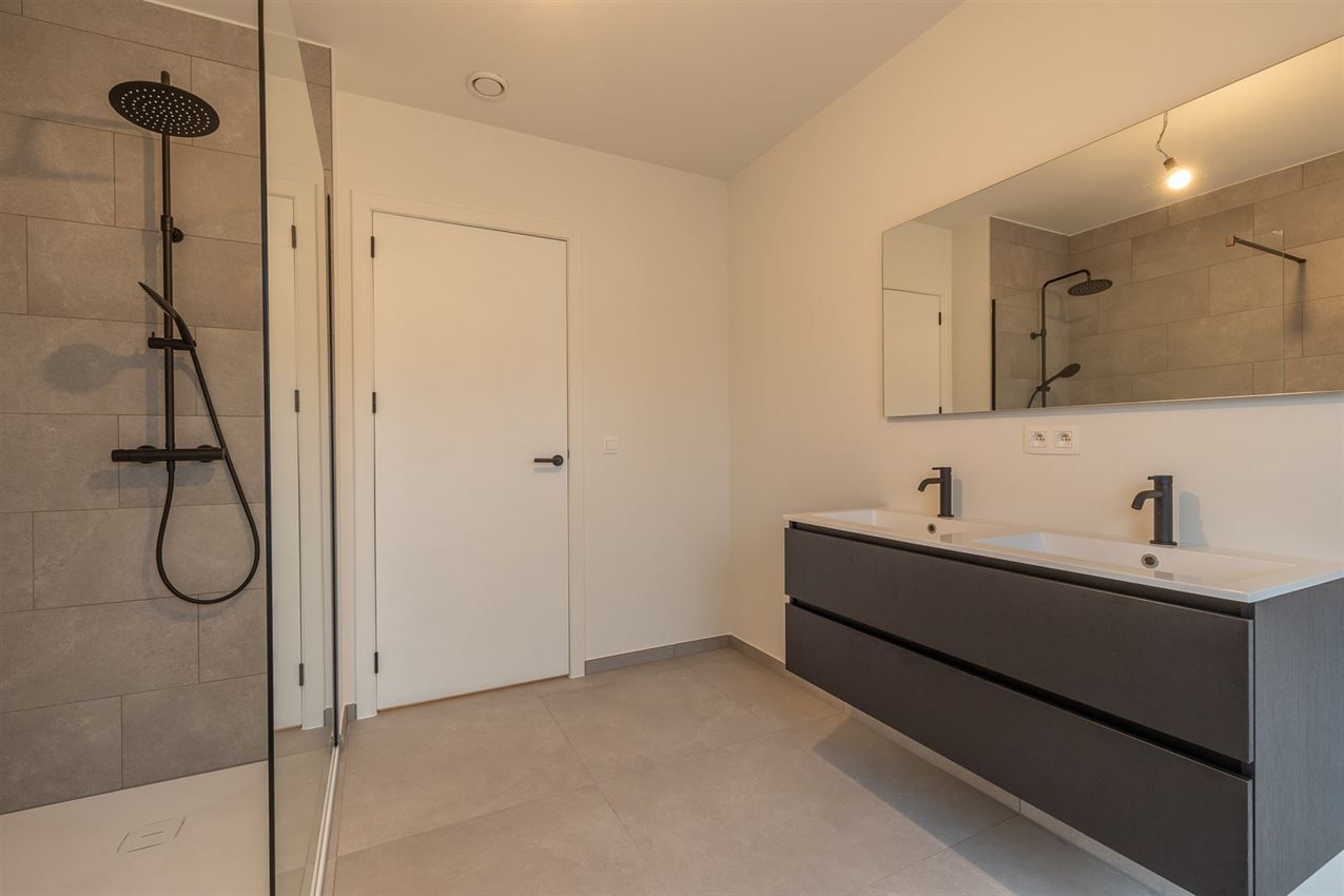 Instapklare nieuwbouwwoning op ruim perceel met 3 slk foto 28