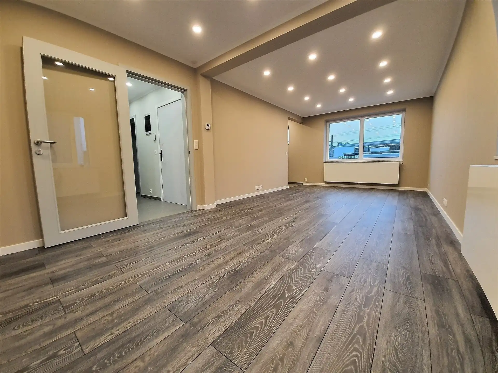 Gerenoveerd appartement met 2 slaapkamers foto 2