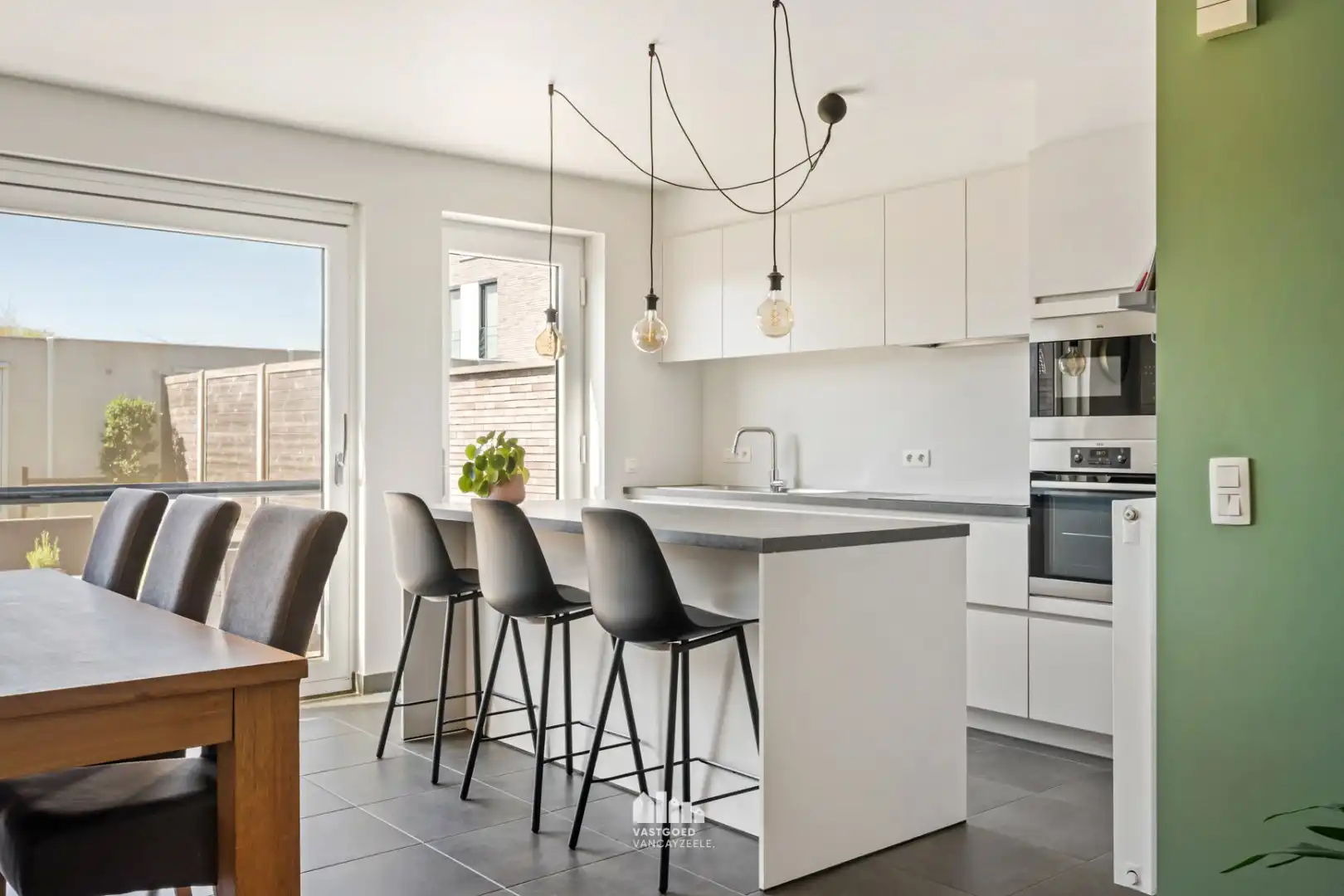 Recente nieuwbouwwoning (2020) met zonnige tuin, garage en uitweg foto 10