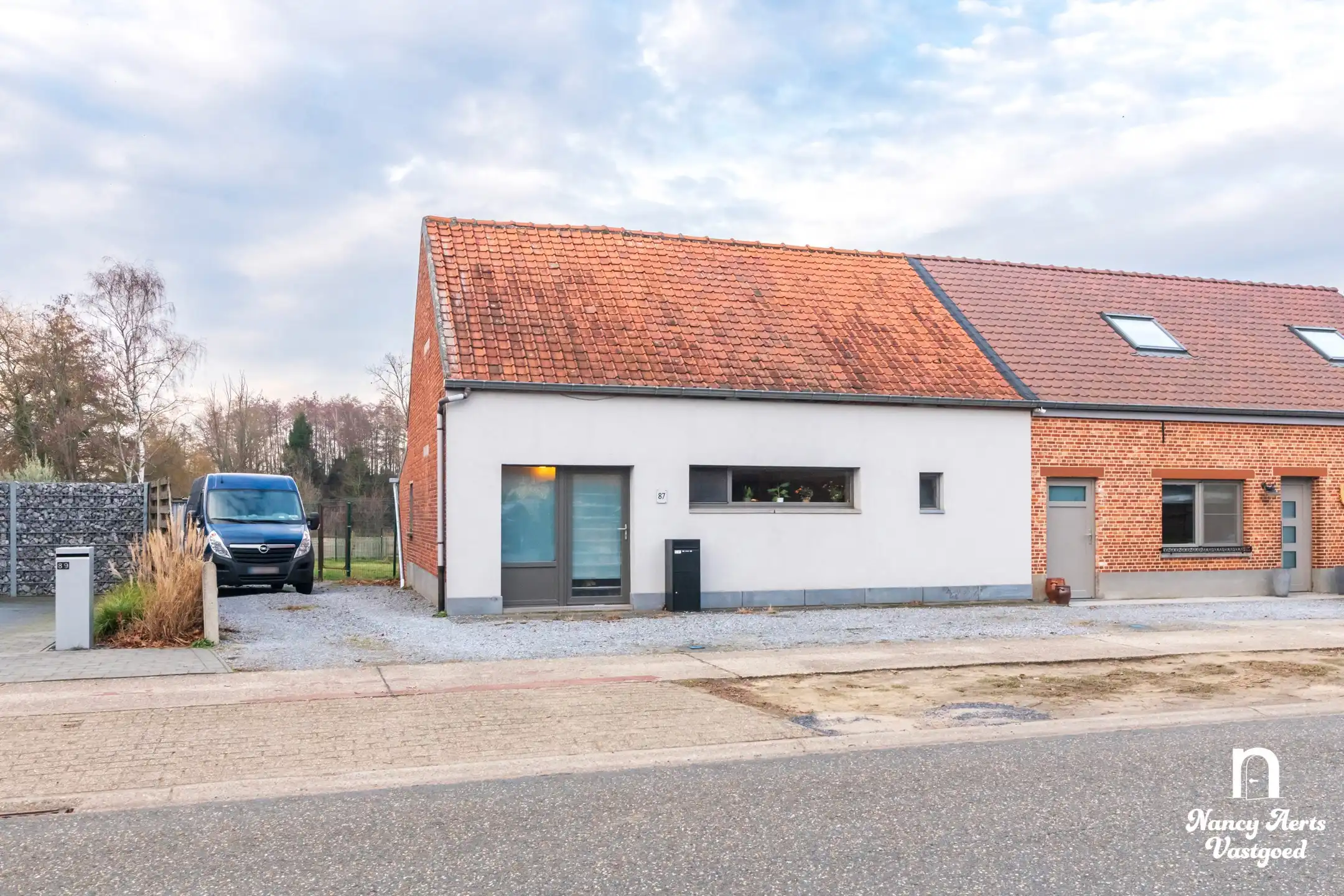Hoofdfoto van de publicatie: Halfopen woning met grote omheinde tuin en mooi uitzicht