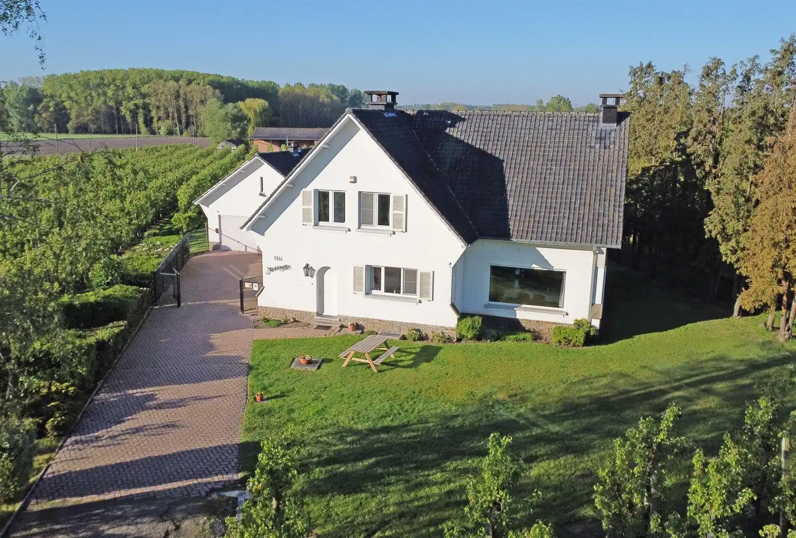 Villa + voorgelegen bouwgrond in residentiële straat  foto 2