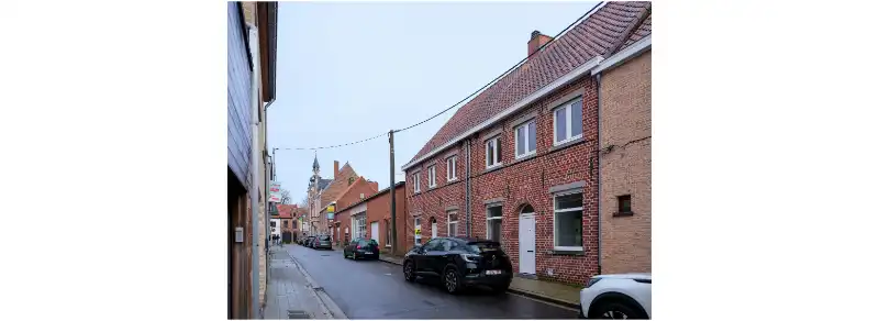 Moorslede-centrum. Rijwoning ideaal als starter of als investering te koop via een biedingssysteem. 4 slaapkamers. Gedeeltelijk te renoveren. Bieden kan toot 10 maart om 15u!! foto 2