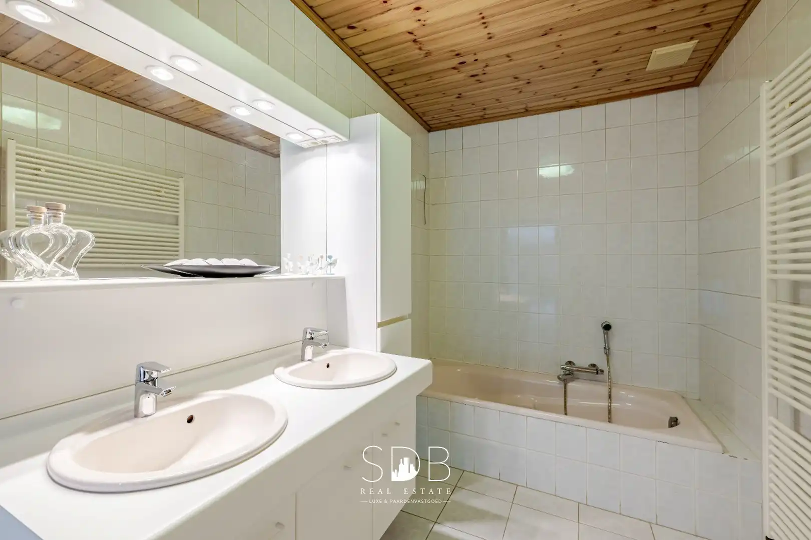 Hedendaagse villa met zwembad en magazijn van 299m²  foto 15