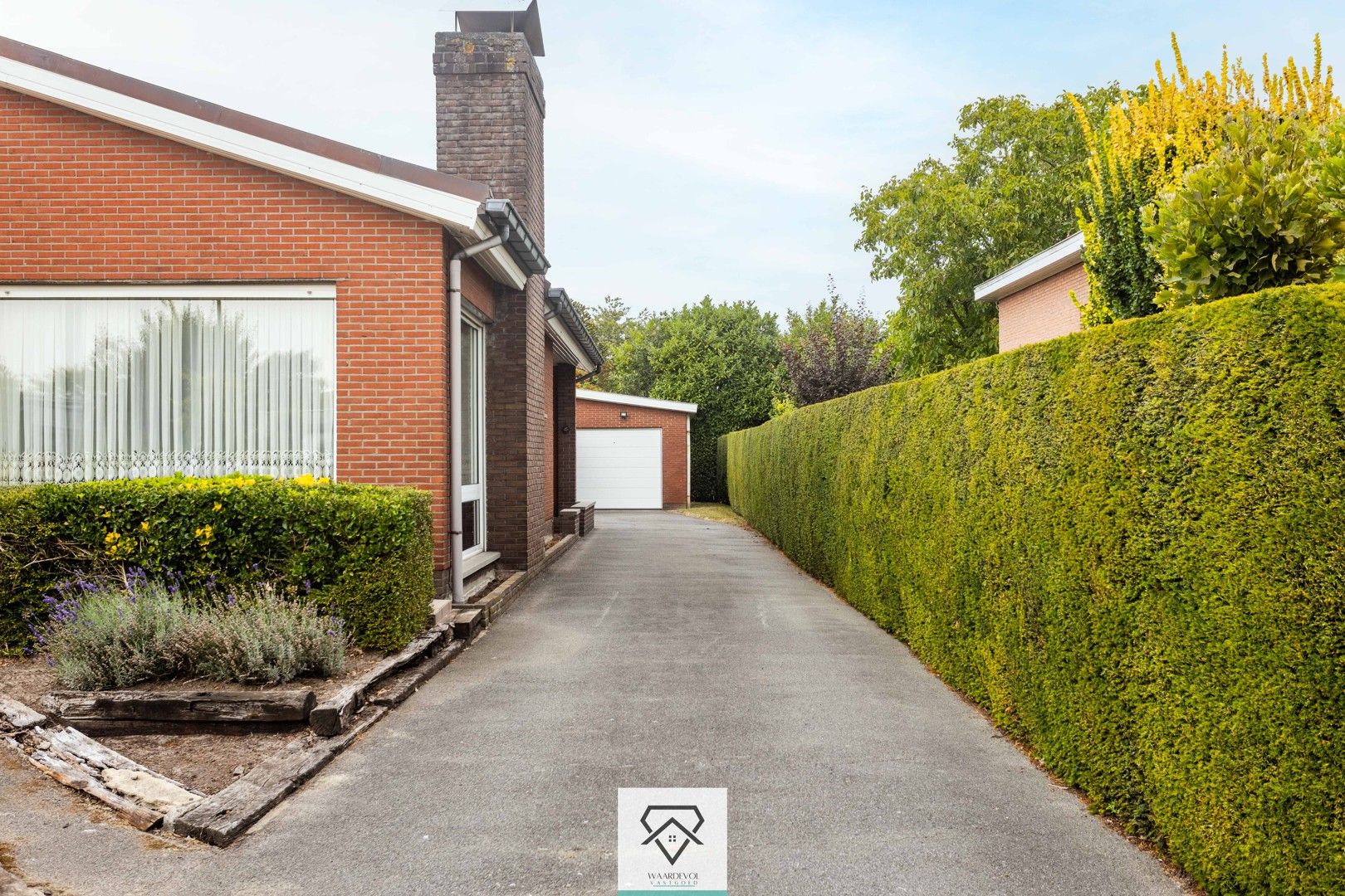 Stevige bungalow met 3 slaapkamers, tuin rondom en garage – centraal in Evergem foto 3