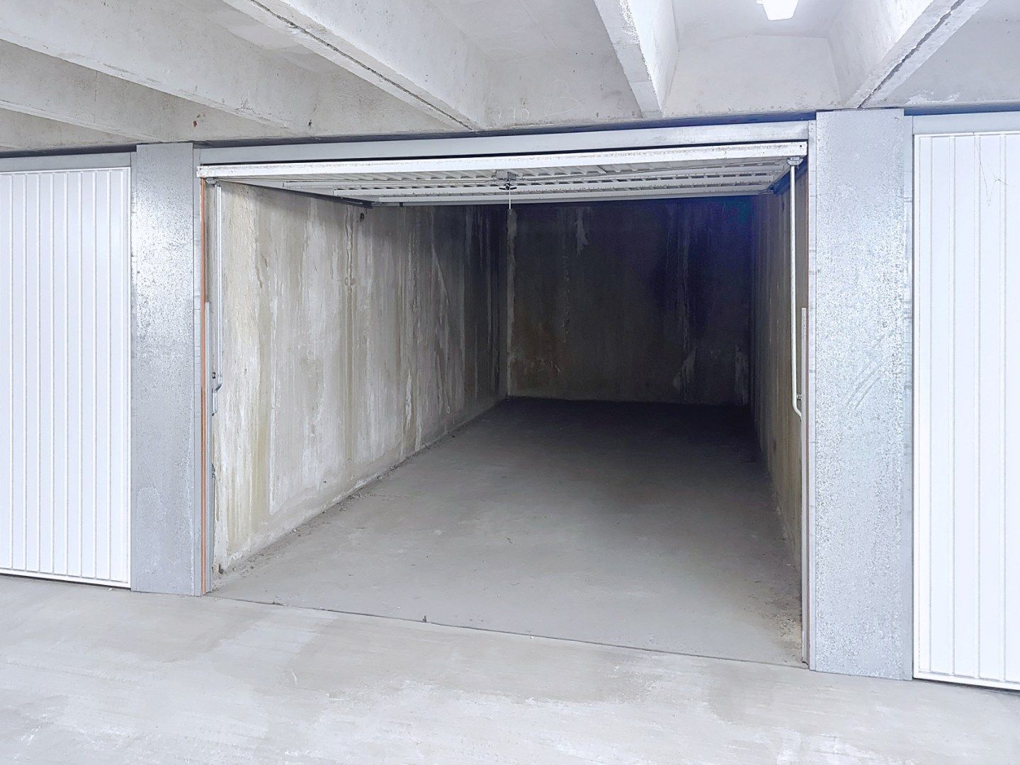 Ruime garagebox op een absolute topligging te Duinbergen foto {{pictureIndex}}