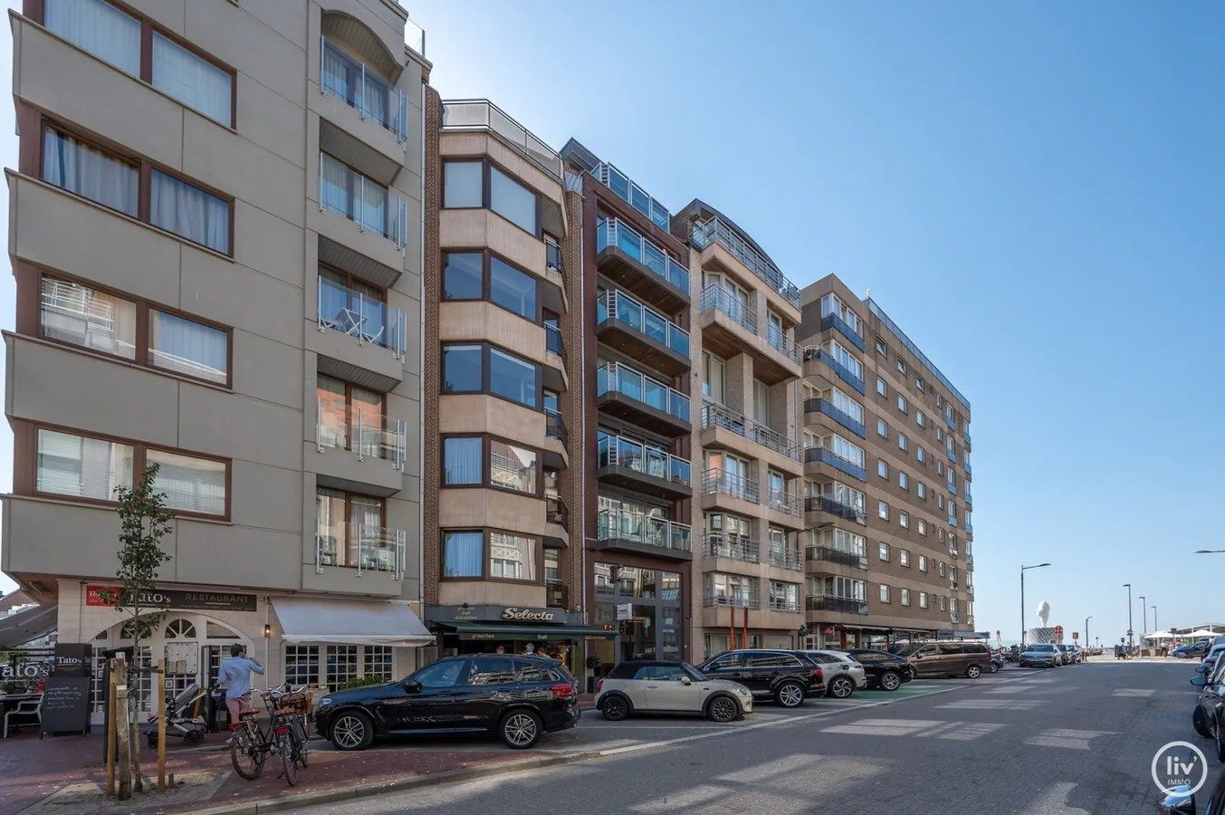 Zeer luxueus gerenoveerd 3 slaapkamerappartement met zijdelings zeezicht ideaal gelegen vlakbij het Rubensplein te Knokke.Zijdelings zeezicht ! foto 16