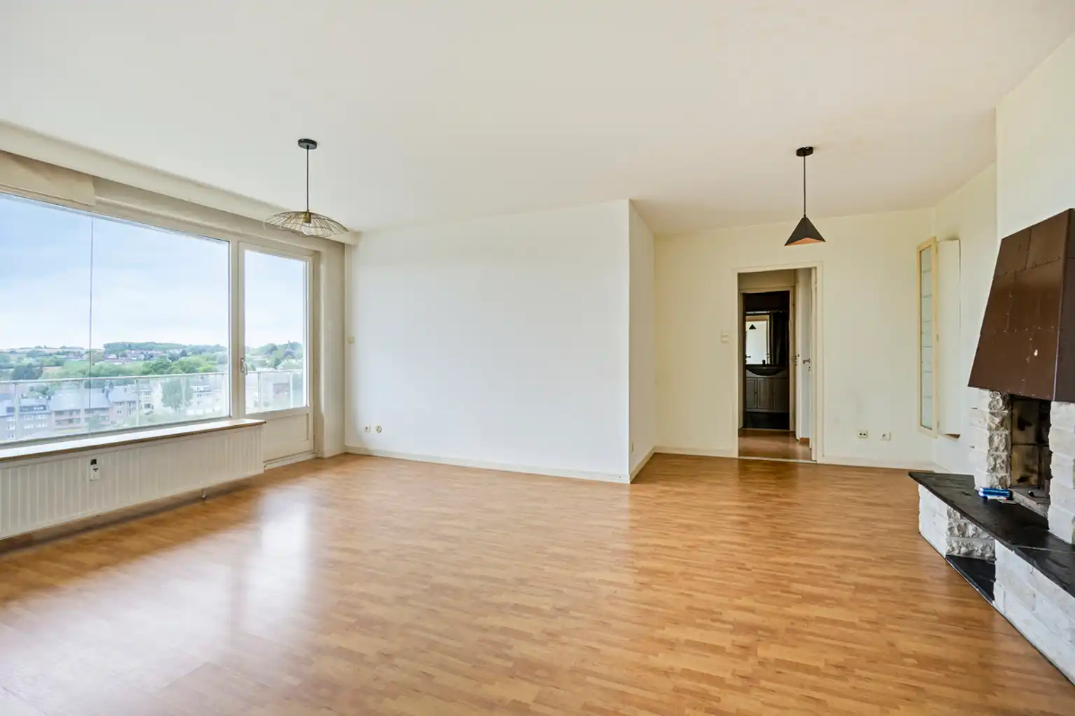 Lichtrijk appartement met open zicht, op te frissen foto 2