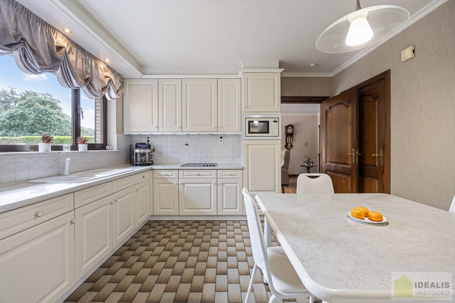 IDEALIS VASTGOED – PERFECT ONDERHOUDEN, INSTAPKLARE WONING +- 175M², MET MAAR LIEFST 4 SLAAPKAMERS, HEERLIJK LICHTRIJKE WOONKAMER EN DUBBELE GARAGE OP EEN PRACHTIG GROEN EN RUIM PERCEEL VAN 18A 43CA. foto 13