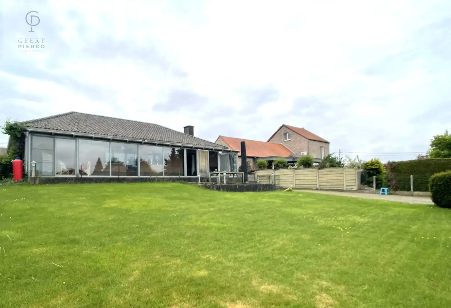 Zeer ruime bungalow gelegen op een uiterst rustig perceel foto 5
