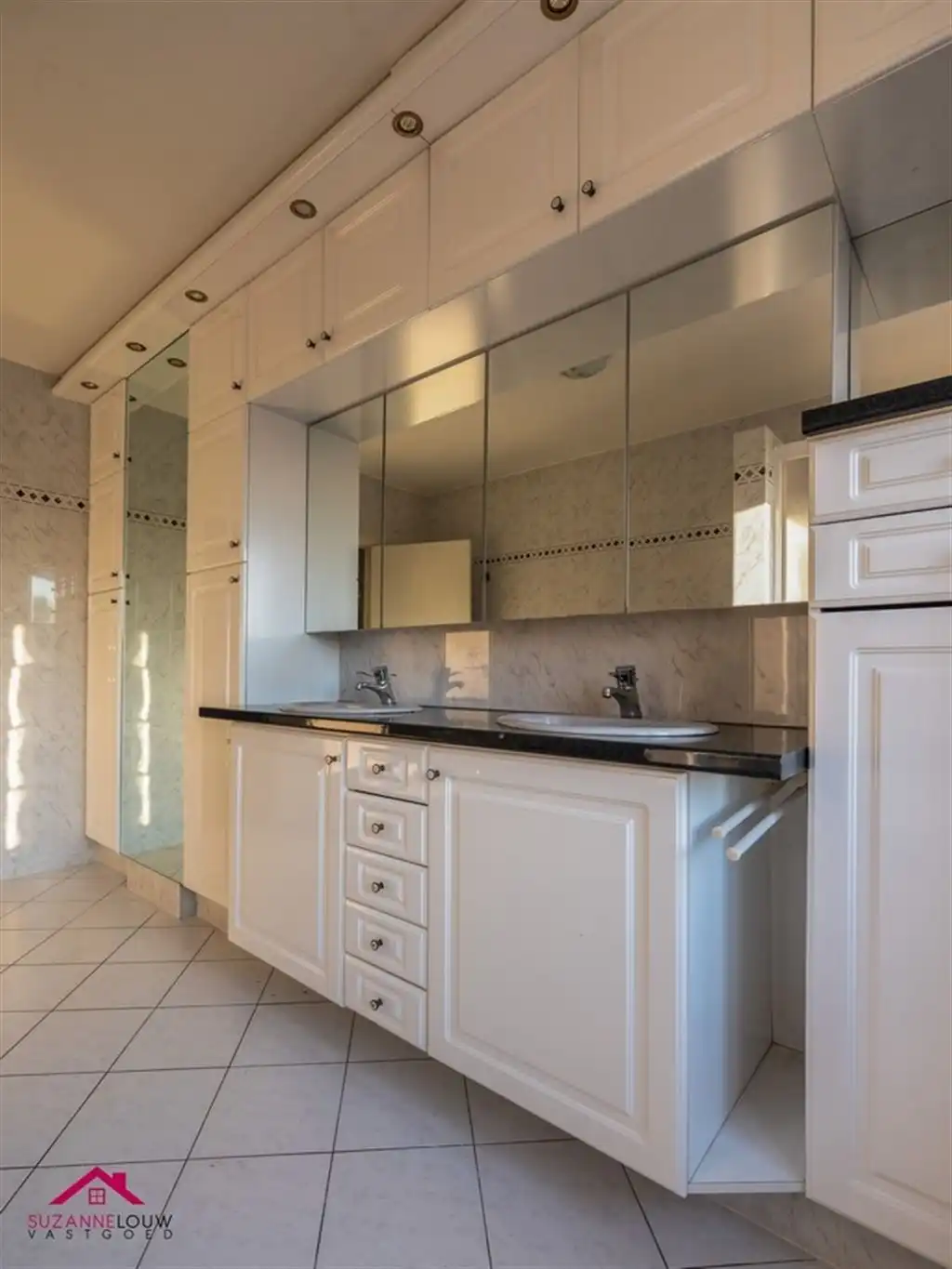 Zeer ruim appartement met 3 slaapkamers foto 21