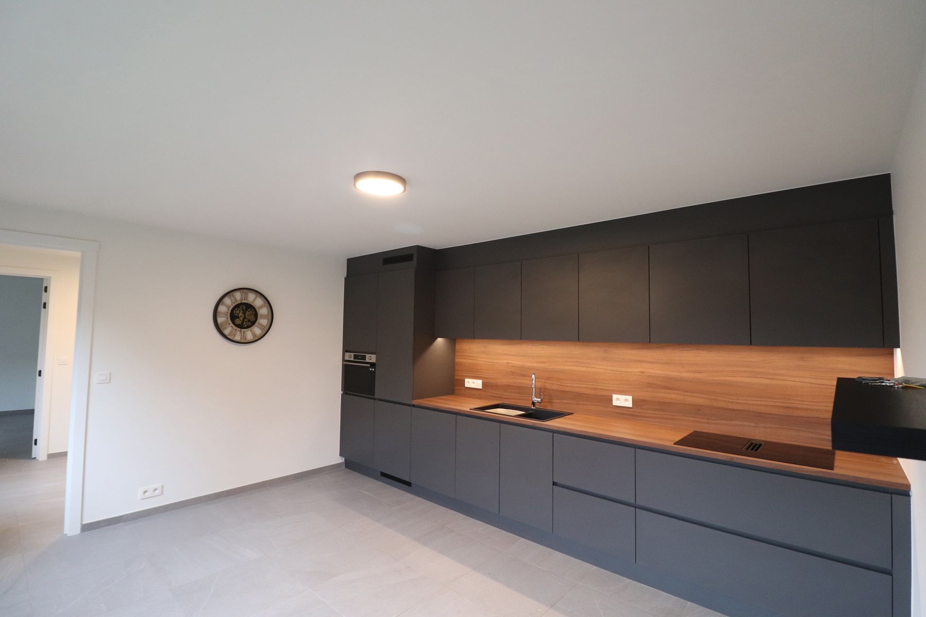 Een recent gerenoveerde woning met 3 slaapkamers, terras en garage. foto 8