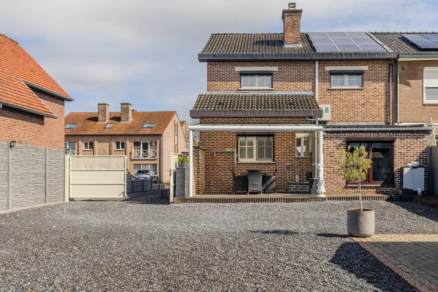 Instapklare woning met drie slaapkamers, ruime tuin en twee garageboxen in hartje Rekem! foto 41