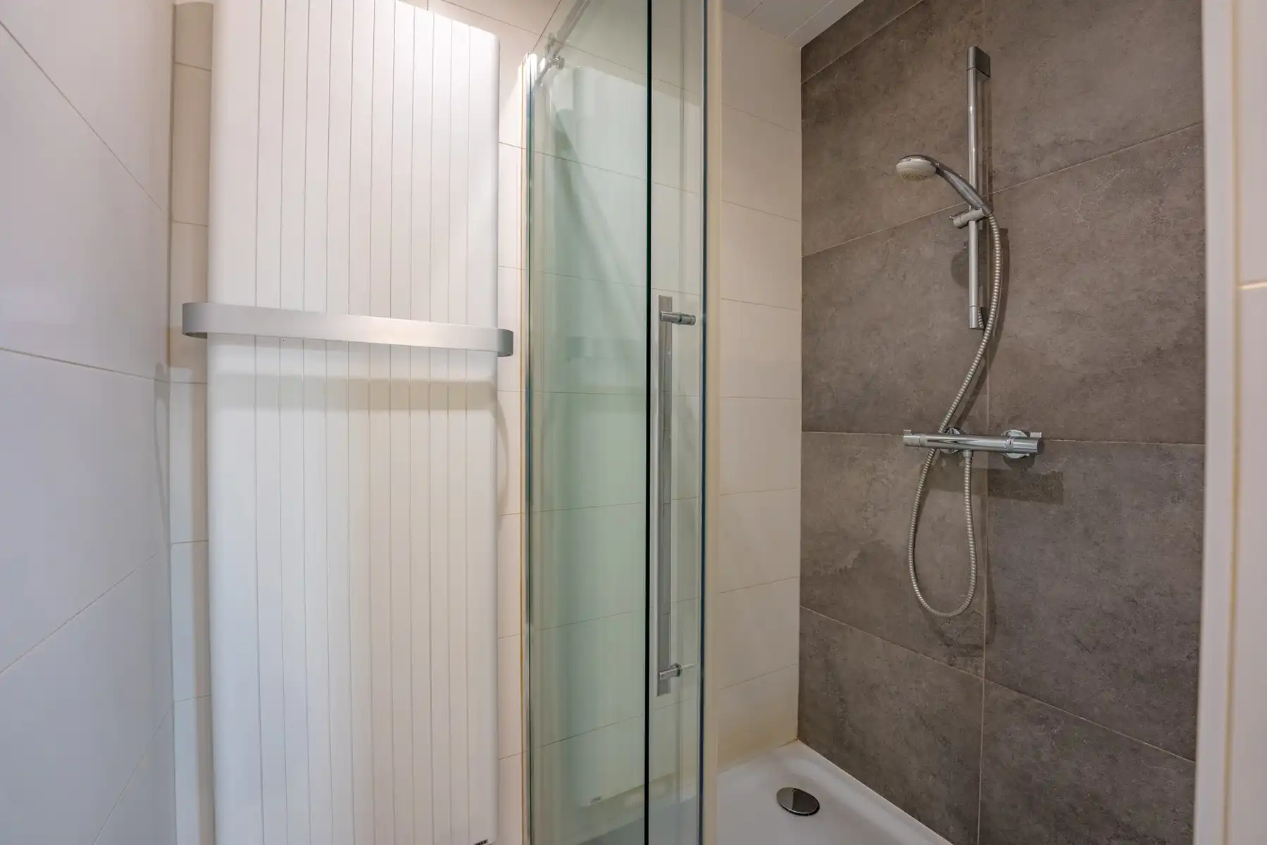 Gelijkvloers appartement met 2 slaapkamers, tuin/terras en garagebox! foto 10