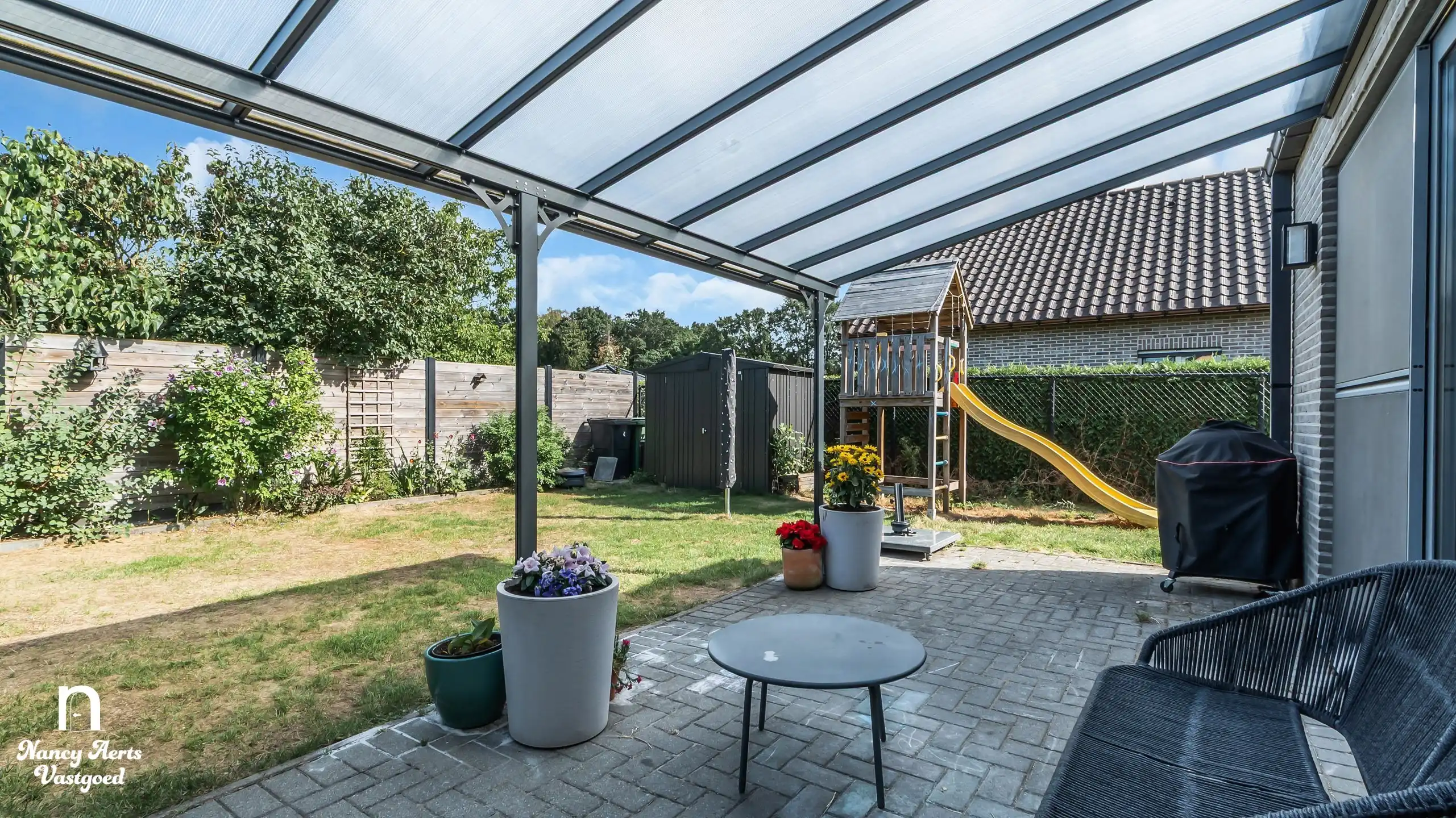 Ruime halfopen gezinswoning met 3 slk in een groene omgeving foto 16