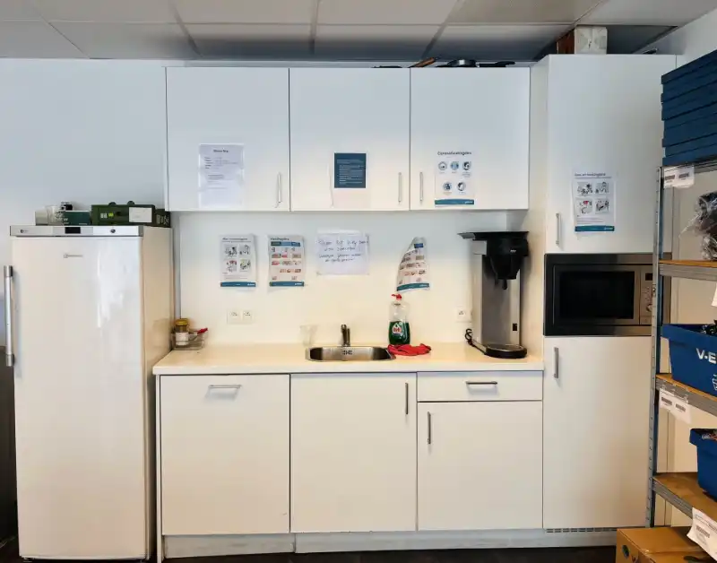 Magazijn met kantoor te huur foto 9