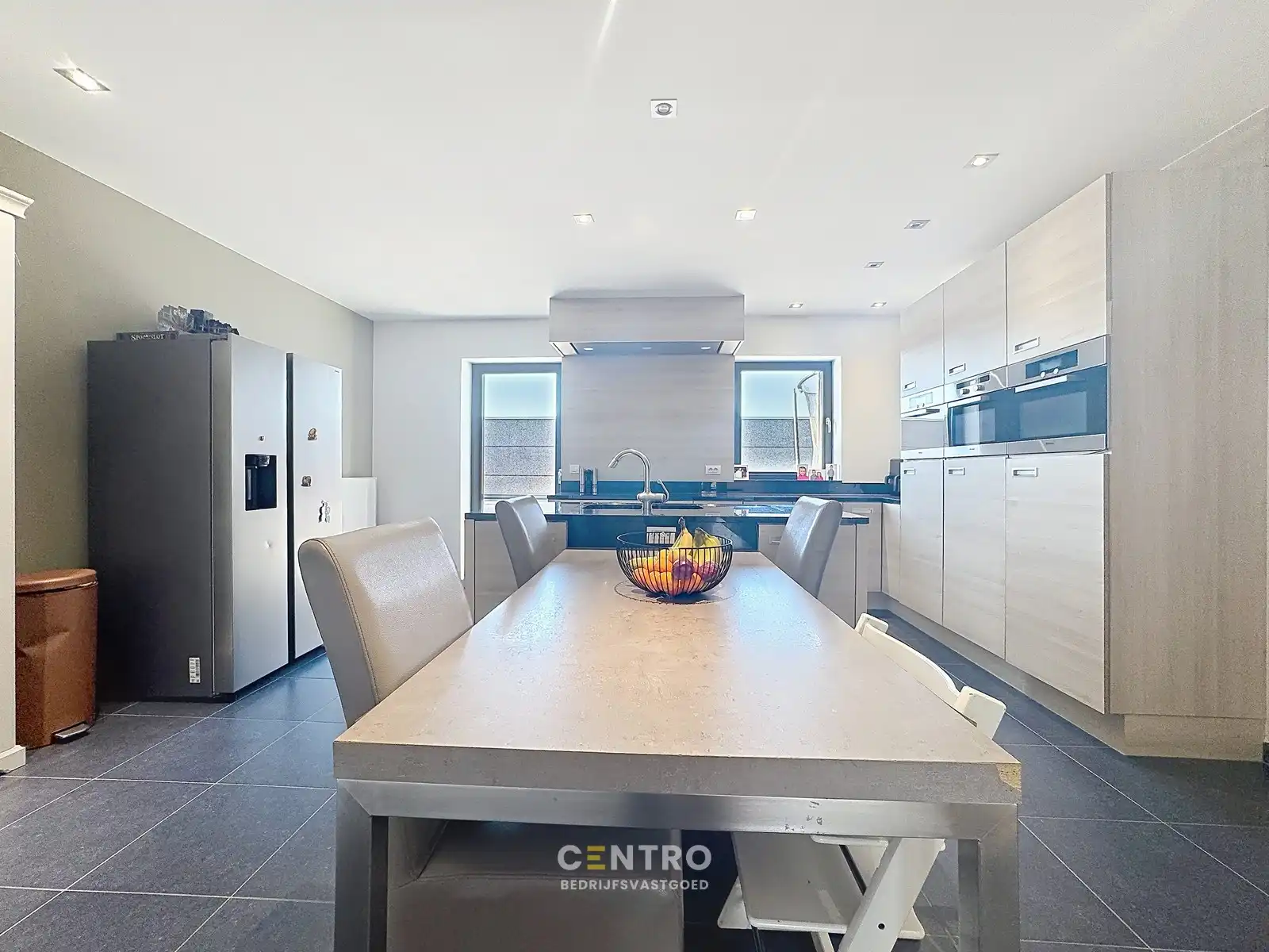 Instapklaar BEDRIJFSGEBOUW (bj. 2009) bestaande uit geïsoleerde MAGAZIJN, KANTOREN en een luxueus afgewerkte LOFT-APPARTEMENT op verdieping. Op bedrijventerrein "Oude Barriere" te Diksmuide. foto 11