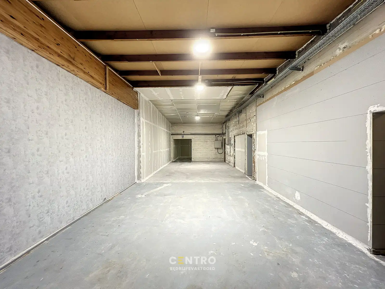 Goed gelegen OPSLAGPLAATS met BUREEL op bedrijfssite te Rumbeke. foto 9