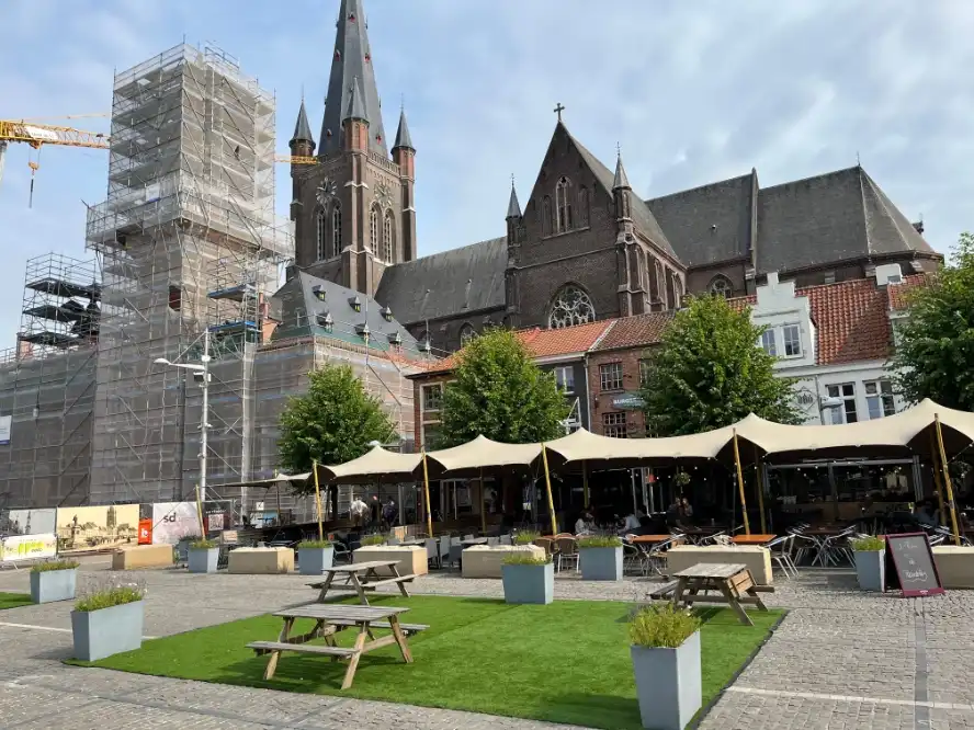 Praatcafé met ruim terras op de Markt van Eeklo over te nemen foto {{pictureIndex}}