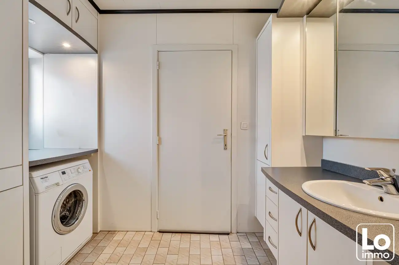 Te renoveren halfopen starterswoning met garagebox op makkelijk bereikbare locatie nabij het centrum van Desteldonk! foto 10