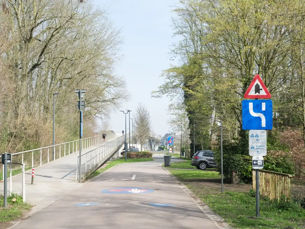 Lichtrijke penthouse met 3 slaapkamers, ruim zonneterras en twee overdekte staanplaatsen met groen uitzicht op fietsafstand van het centrum van Gent. foto 19