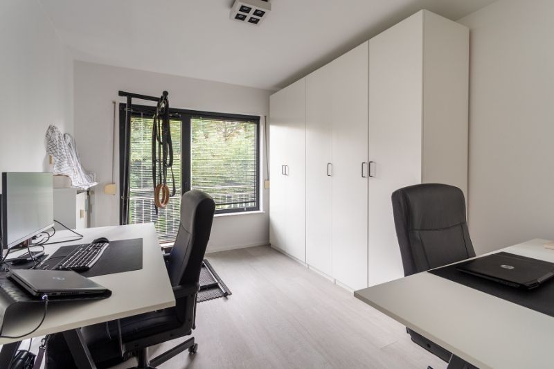 Ruim en lumineus, instapklaar 2 slpk. app. met terras en zicht op het groen+P! foto 15