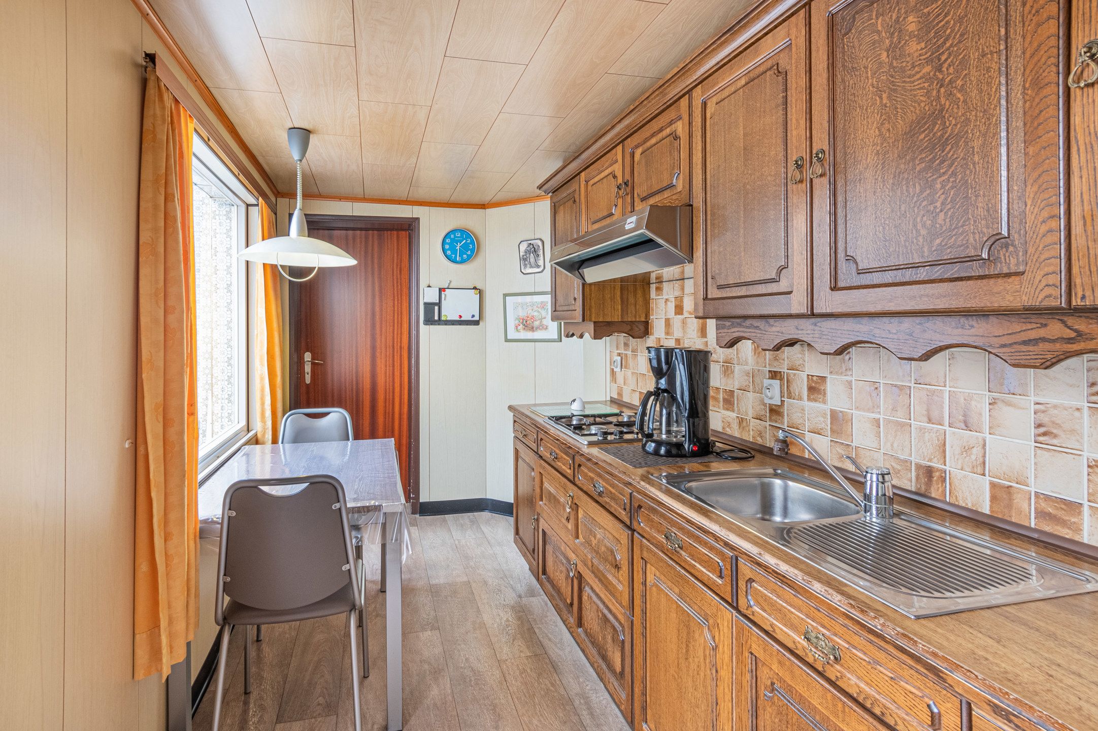 Knusse te renoveren woning met garage foto 6