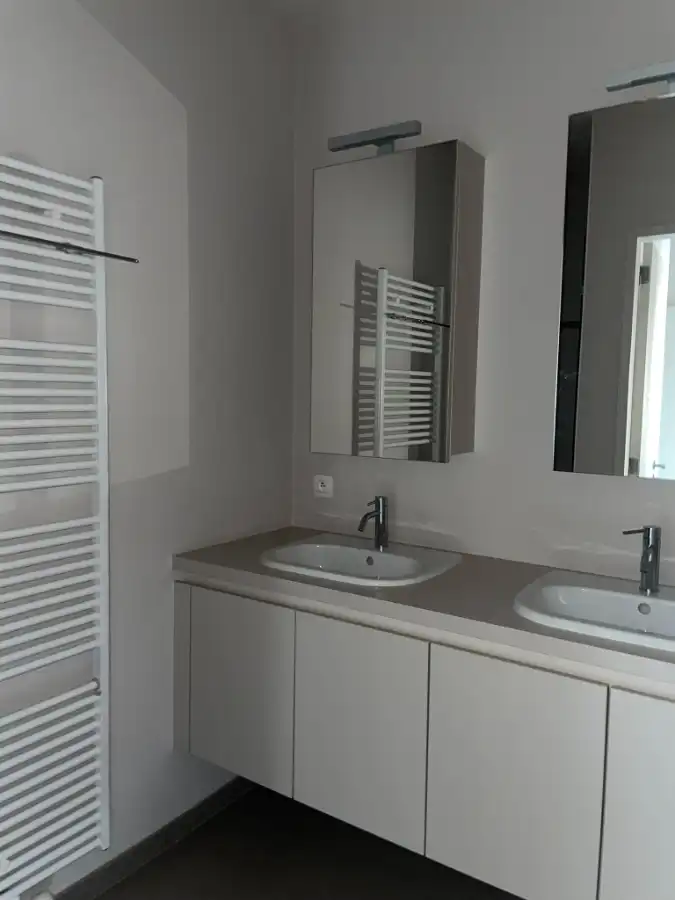 Instapklaar twee slaapkamer APP + terras, bergruimte & garage foto 23