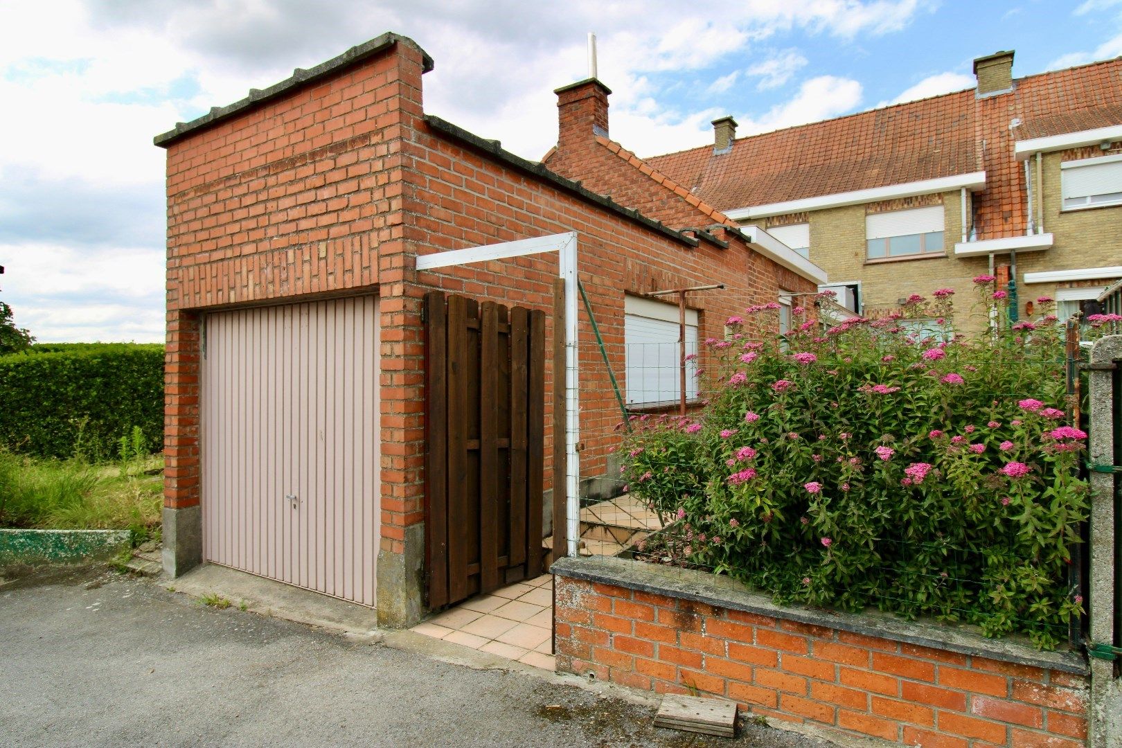 Woning op rustige ligging met uitweg en garage. foto 8