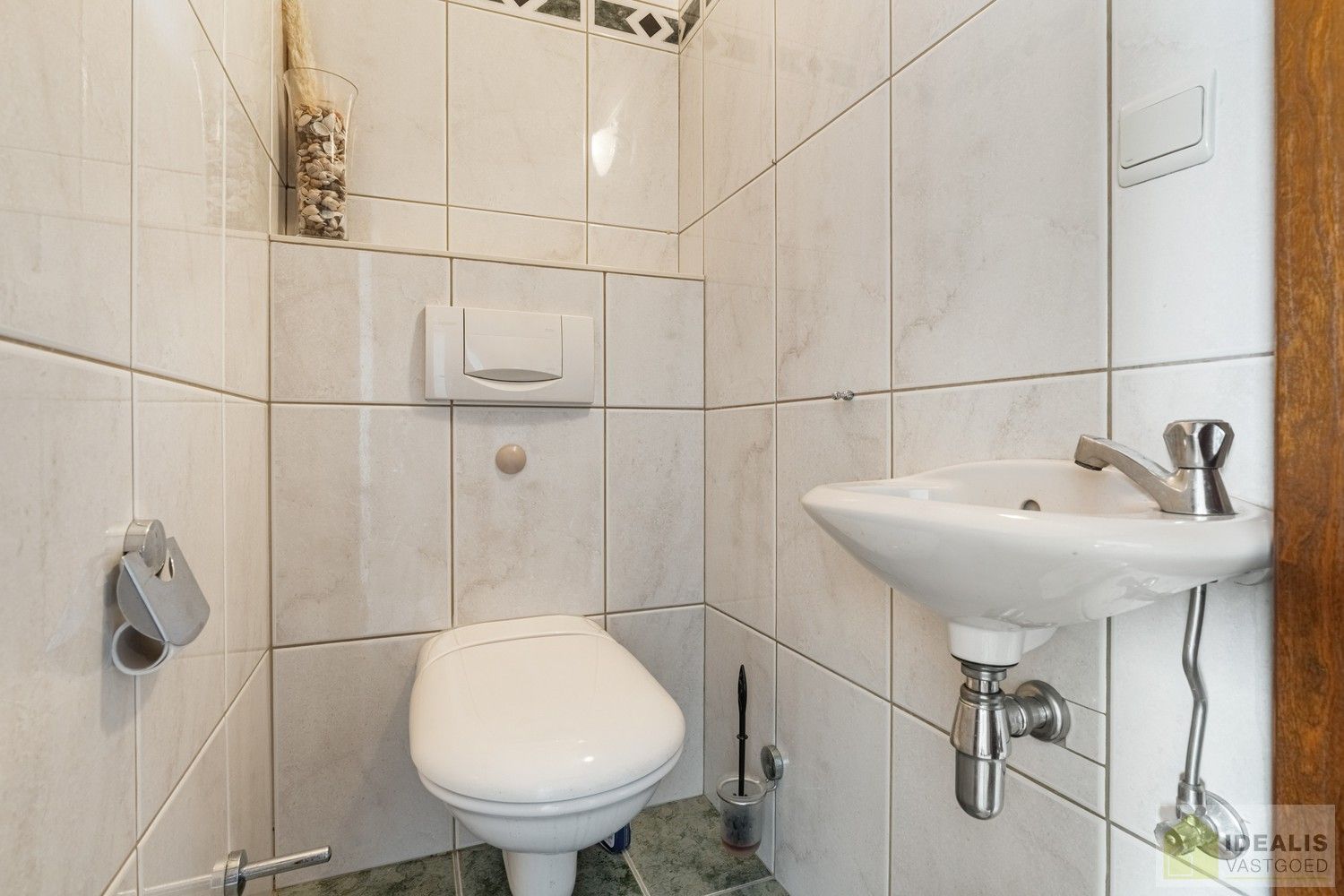 IDEALIS VASTGOED – ZEER RUIM HOEKAPPARTEMENT (110M²) MET LICHTRIJKE LEEFRUIMTE, VOLLEDIG UITGERUSTE KEUKEN, MAAR LIEFST 3 SLAAPKAMERS, BERGING, LIFT EN GARAGEBOX OP EEN UITERST GUNSTIGE LOCATIE MIDDEN IN HET CENTRUM VAN PELT. ZEER GESCHIKT VOOR KANDIDATEN OP ZOEK NAAR EEN INSTAPKLAAR APPARTEMENT! foto 6