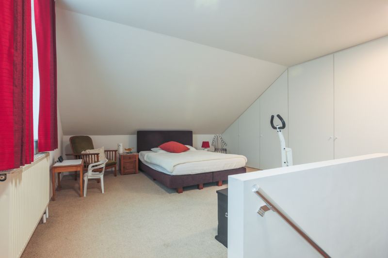 Prachtig Art-Deco-burgerhuis, met 3 slaapkamers, bureau, garage, tuin....(vloerverwarming, zonneboiler,elektr. goedgekeurd...) foto 15