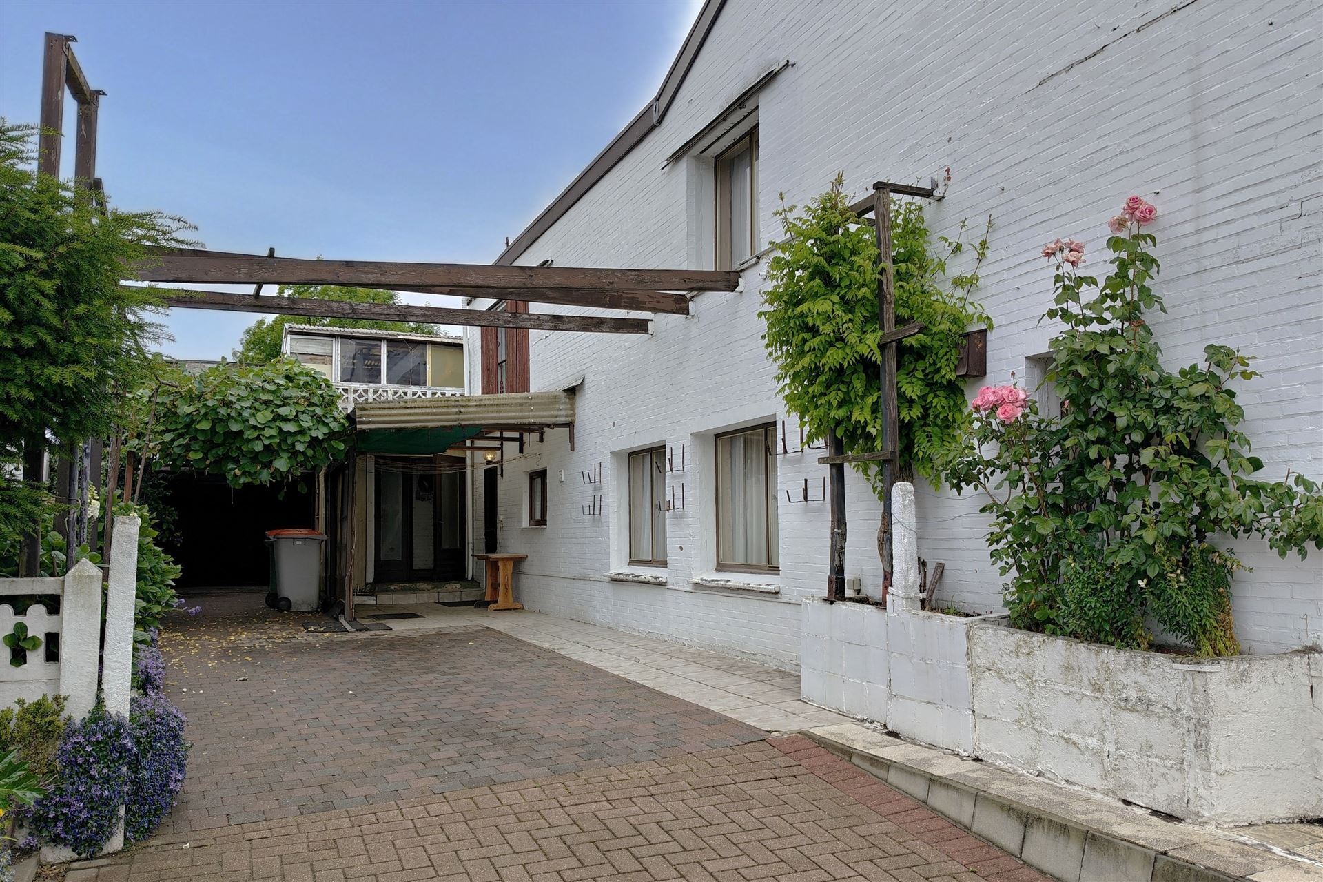 Op te frissen woning op zeer gunstige locatie nabij het centrum van Lanaken foto 2