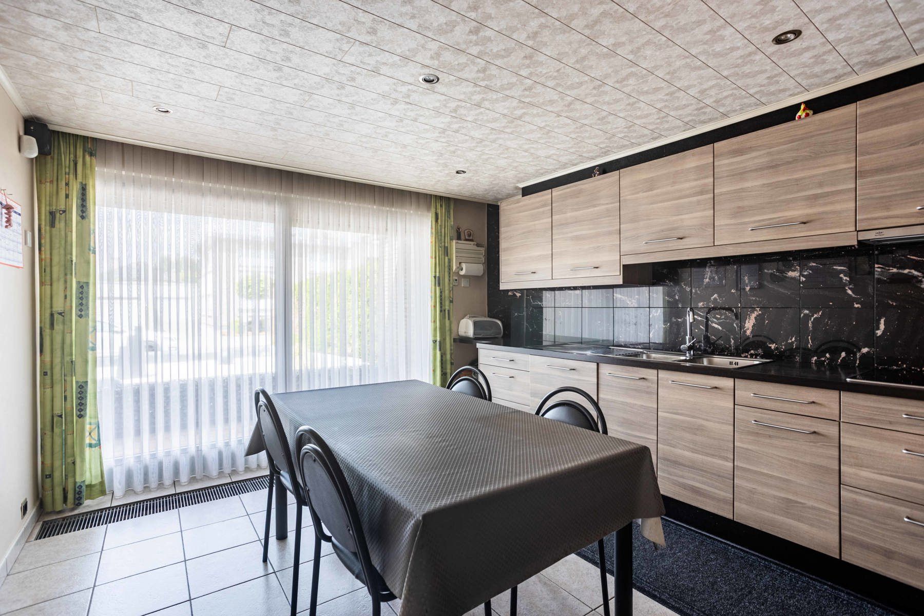 HOB met ruime garage gelegen in een rustige woonwijk foto 13