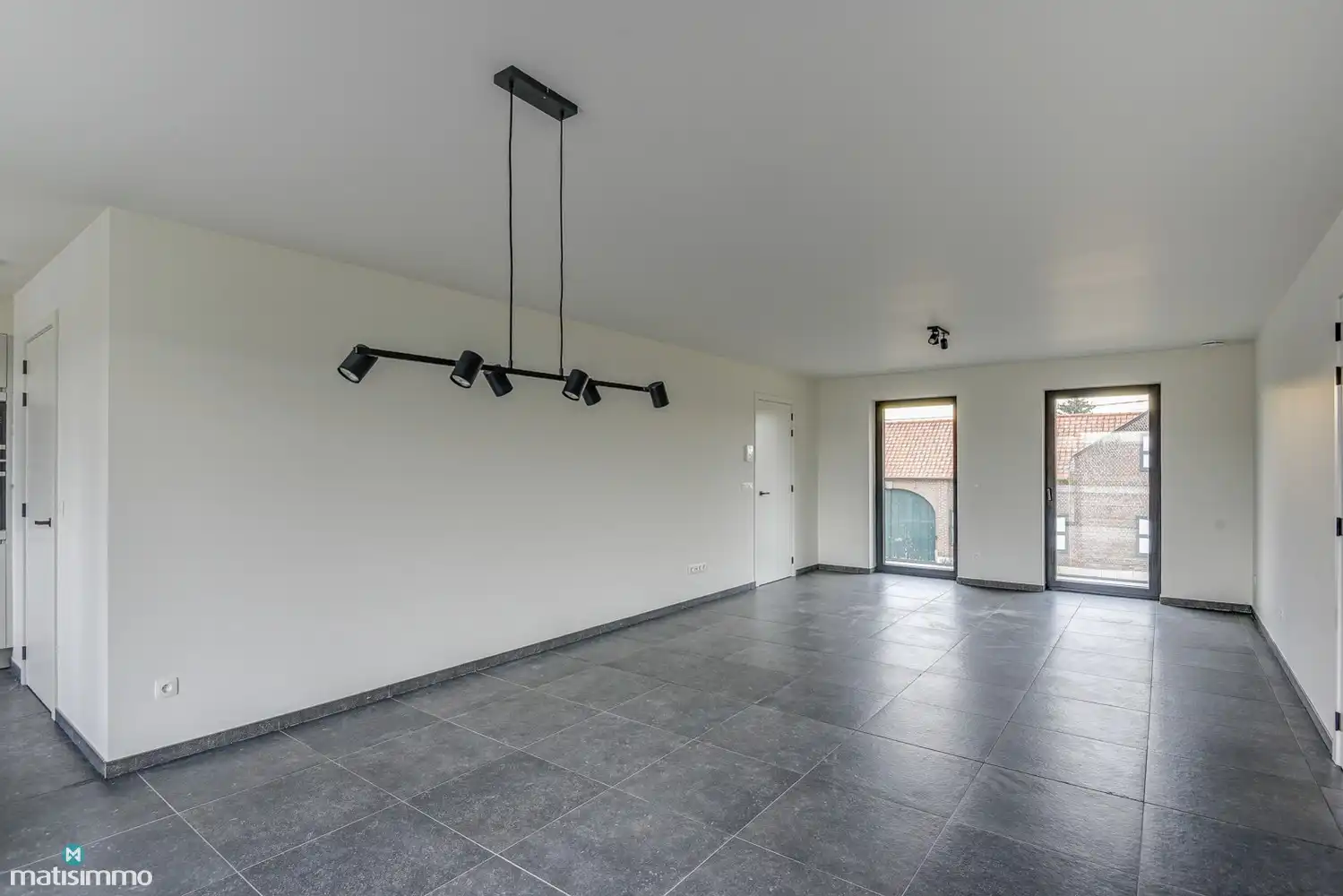 RUIM NIEUWBOUW APPARTEMENT MET 2 SLAAPKAMERS, OVERDEKT TERRAS, GARAGE, AUTOSTAANPLAATS EN KELDERBERGING TE BEVERST foto 8