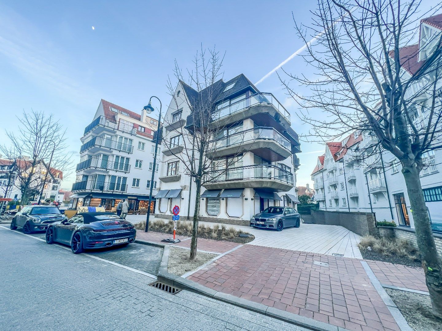 Dubbele garagebox met automatische poort gelegen op van de Kustlaan tussen het Driehoeksplein en het Albertplein.  foto {{pictureIndex}}