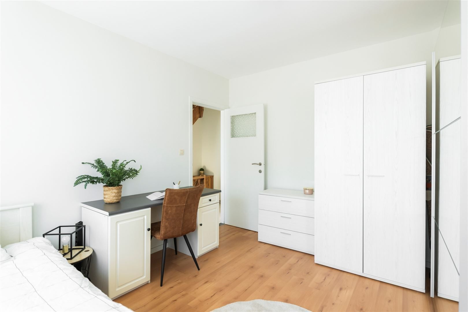 Instapklare woning met zeer grote garage en oprit foto 16