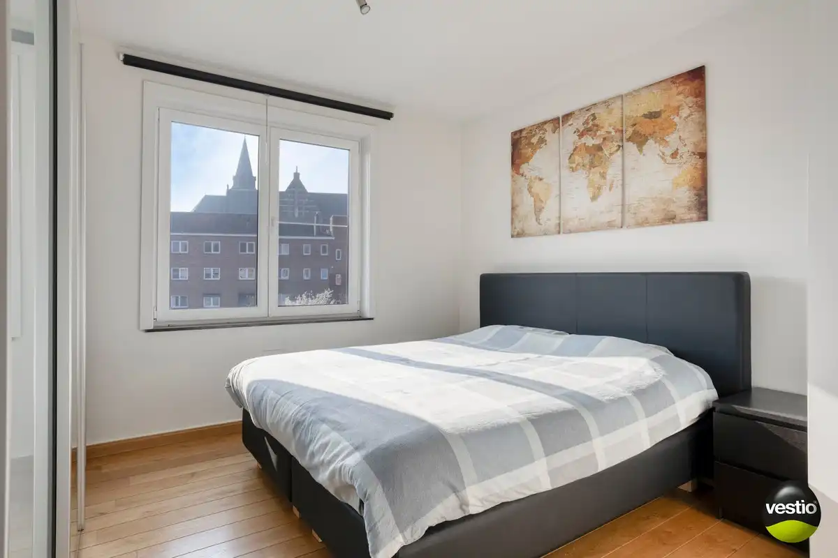 Centraal gelegen gerenoveerd 2-slaapkamerappartement met afsluitbare garagebox. foto 9