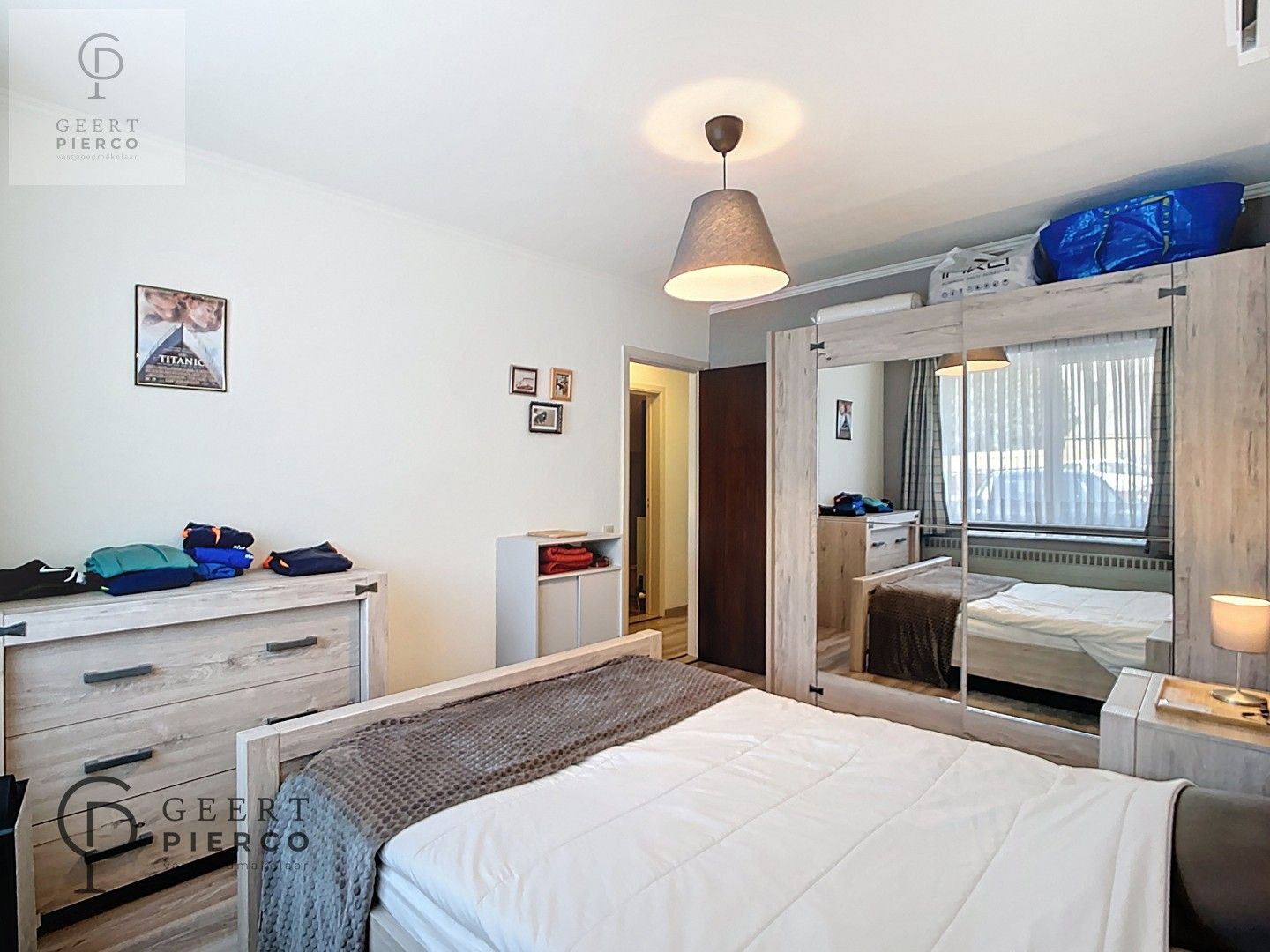Gerenoveerd tweeslaapkamer appartement met autostaanplaats vlakbij stadscentrum. foto 12