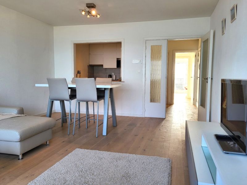 Gerenoveerd 2 slaapkamer appartement met panoramisch zeezicht te koop foto 2